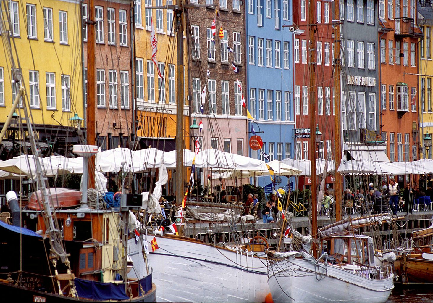Pittoreske Nyhavn i København ved kanalen fra 1700-tallet.